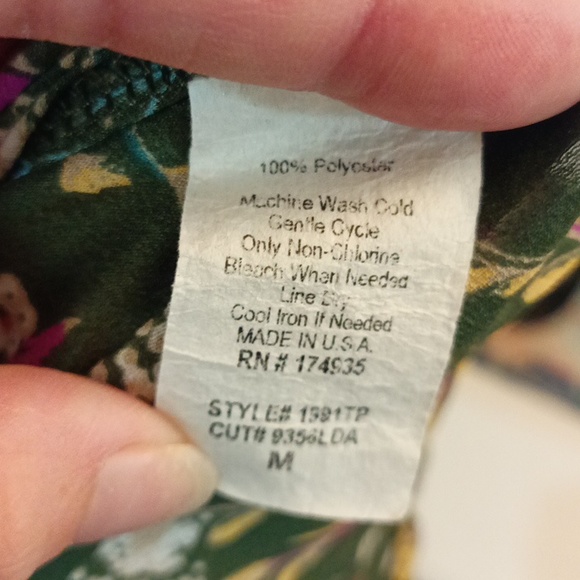 Renee C. High-Low peasant blouse with ruched sleeves. Size Medium - Picture 6 of 6